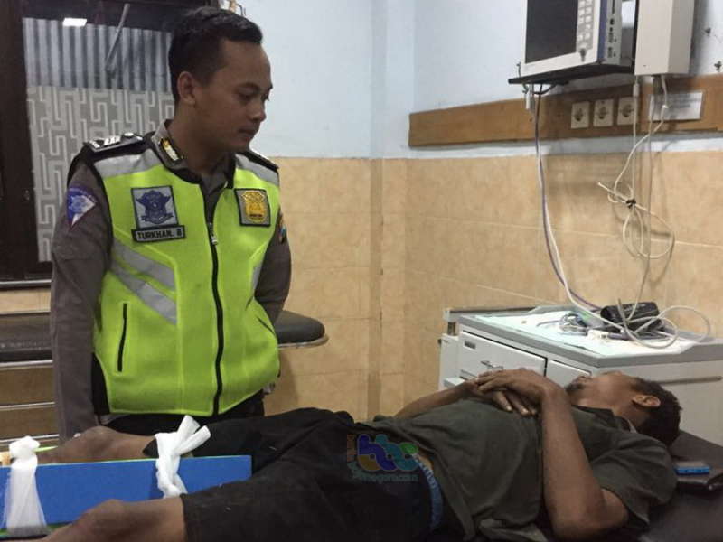 Tabrak Truk Boks Parkir, Pengendara Scoopy di Sumberrejo Luka-Luka
