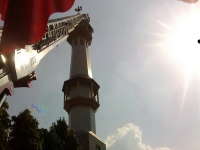 Dinas Pemadam Kebakaran Bojonegoro Evakuasi Warga Yang Pingsan di Atas Menara Masjid