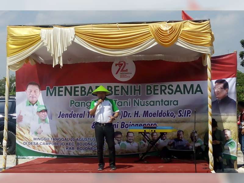 Ketua HKTI Pusat, Jendral TNI (Purn) Moeldoko, Tabur Benih Padi di Bojonegoro