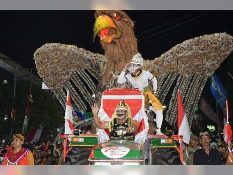 Pawai Pembangunan, Bupati Dan Wakil Bupati Blora Berkostum Wayang