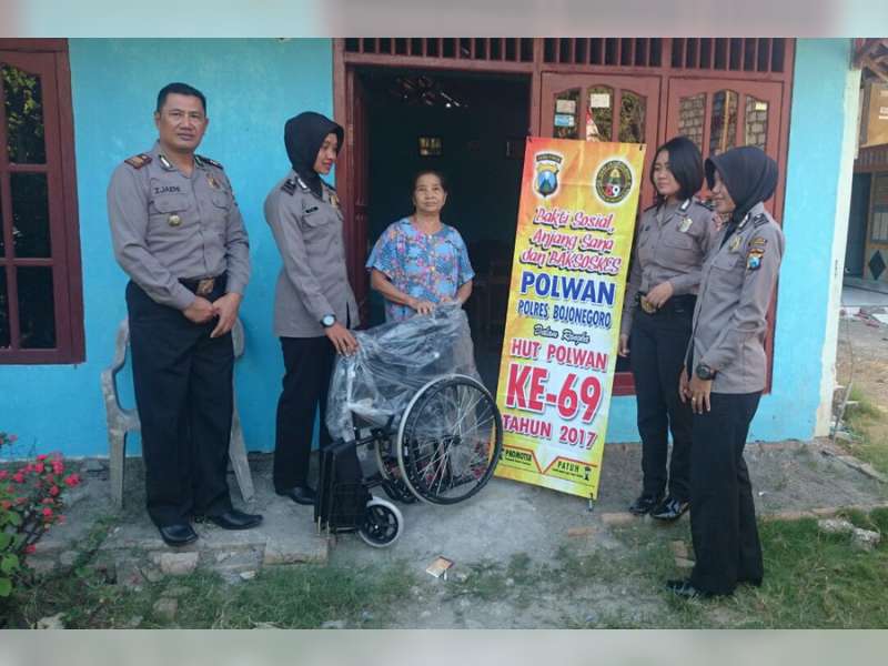 Polwan Polres Bojonegoro Berikan Bantuan Kursi Roda Pada Mantan Anggota Linmas
