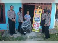 Polwan Polres Bojonegoro Berikan Bantuan Kursi Roda Pada Mantan Anggota Linmas