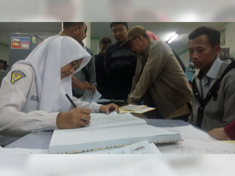 Calon Perangkat Desa Serbu Kantor Dispendukcapil Urus Legalisir KTP