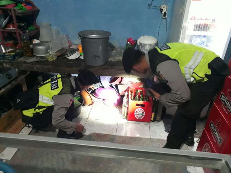 Sat Sabhara Polres Bojonegoro Kembali Lakukan Razia Miras di Balen dan Sukosewu