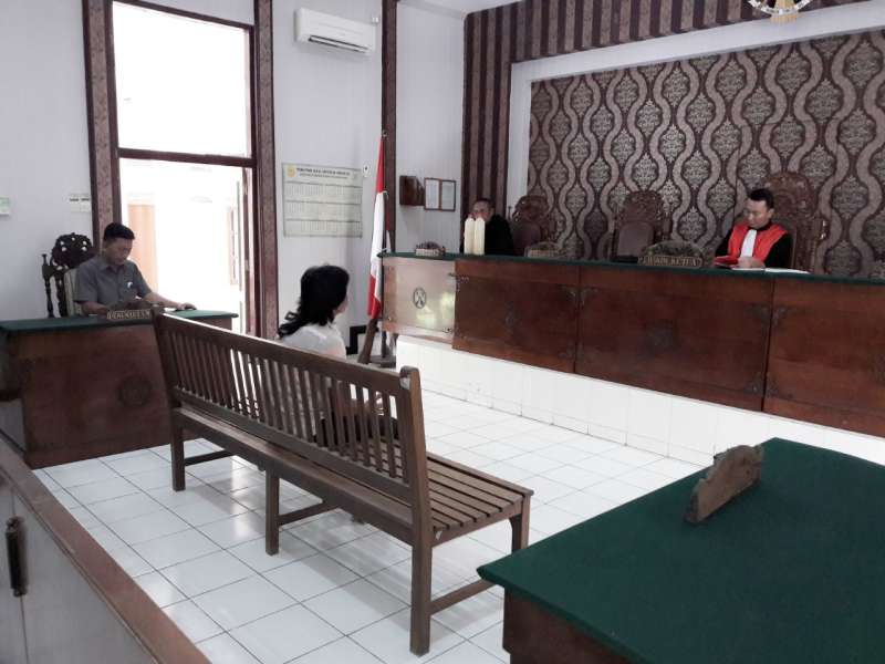 Penjual Miras Tanpa Ijin Asal Sugihwaras, Jalani Sidang Tipiring di PN Bojonegoro