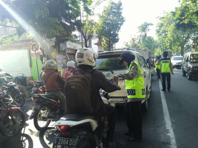 Polwan Polres Bojonegoro Bagikan Stiker, Dukung Perppu Nomor 2 Tahun 2017