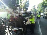 Polwan Polres Bojonegoro Bagikan Stiker, Dukung Perppu Nomor 2 Tahun 2017