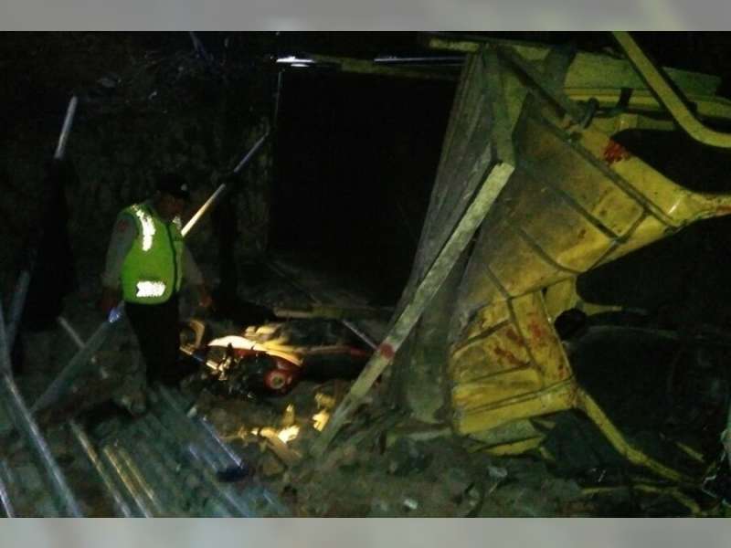 Diduga Rem Blong, Truk Tabrak Motor dan Rumah, 3 Orang Luka Berat