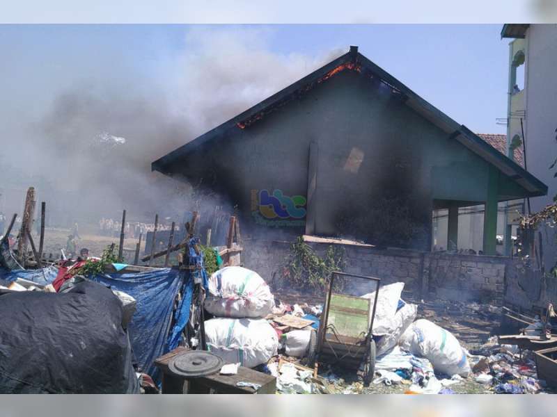 Laboratorium Fisika MA At-Tanwir Sumberrejo Terbakar