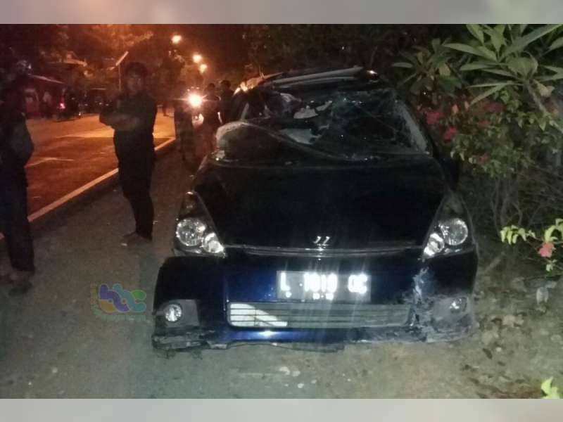 Diduga Pengemudi Mengantuk, Toyota Wish Tabrak Tiang Lampu PJU, 3 Orang Luka-Luka