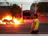 Mobil Bermuatan Mebel di Tuban, Ludes Terbakar