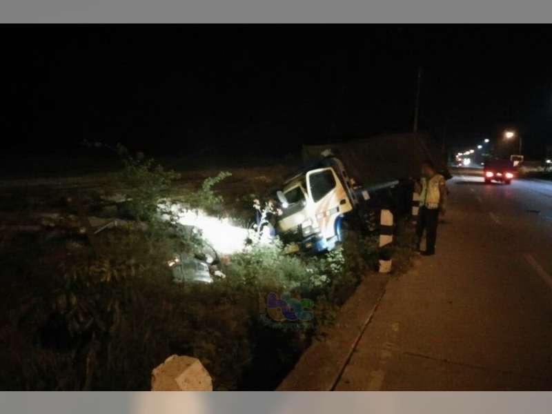 Hindari Kucing Menyeberang, Truk Terperosok di Bahu Jalan