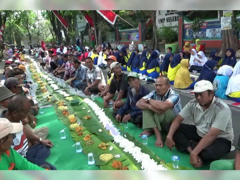 Peringati Ulang Tahun, SMPN 2 Bojonegoro Gelar Tumpeng Massal 340 Meter