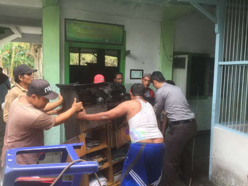 Ruang Guru dan Gudang MI Darul Ulum Desa Blongsong Kecamatan Baureno Terbakar