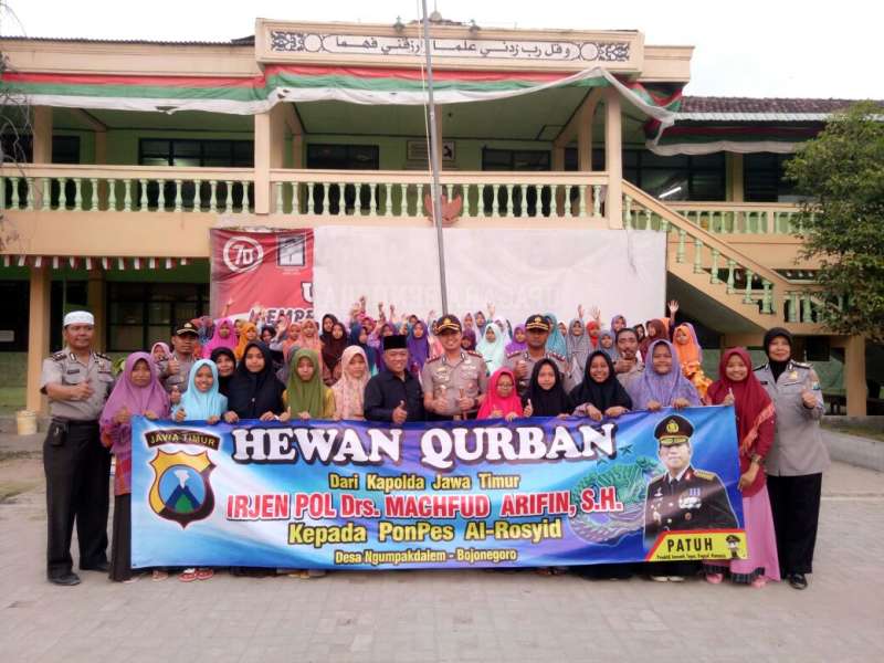 Kapolres Bojonegoro Serahkan Hewan Kurban dari Kapolda Jatim ke Ponpes