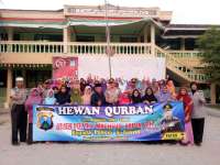 Kapolres Bojonegoro Serahkan Hewan Kurban dari Kapolda Jatim ke Ponpes
