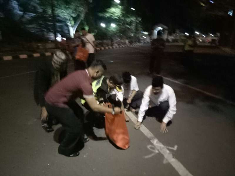 Bupati dan Kapolres Bojonegoro, Punguti Sampah di Jalanan