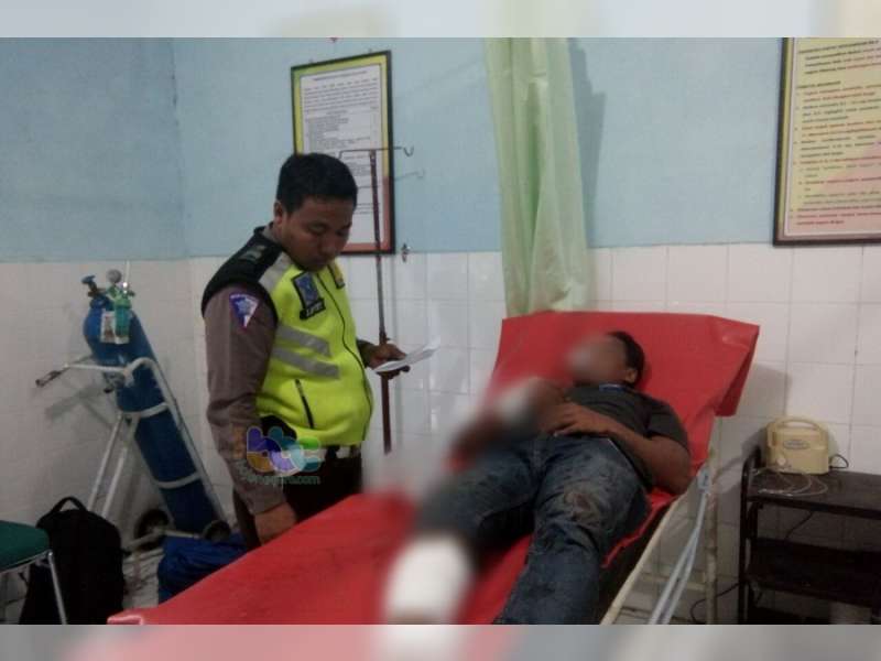 Diduga Mengantuk, Motor Tabrak Tronton di Margomulyo, Pengendara Motor Luka-Luka