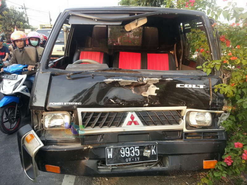 Kurang Konsentrasi, Pikap Seruduk Bus Yang Berhenti Menurunkan Penumpang