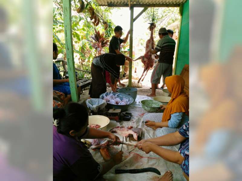 Kampung Ilmu Bojonegoro Bagikan Daging Kurban pada Warga Sekitar