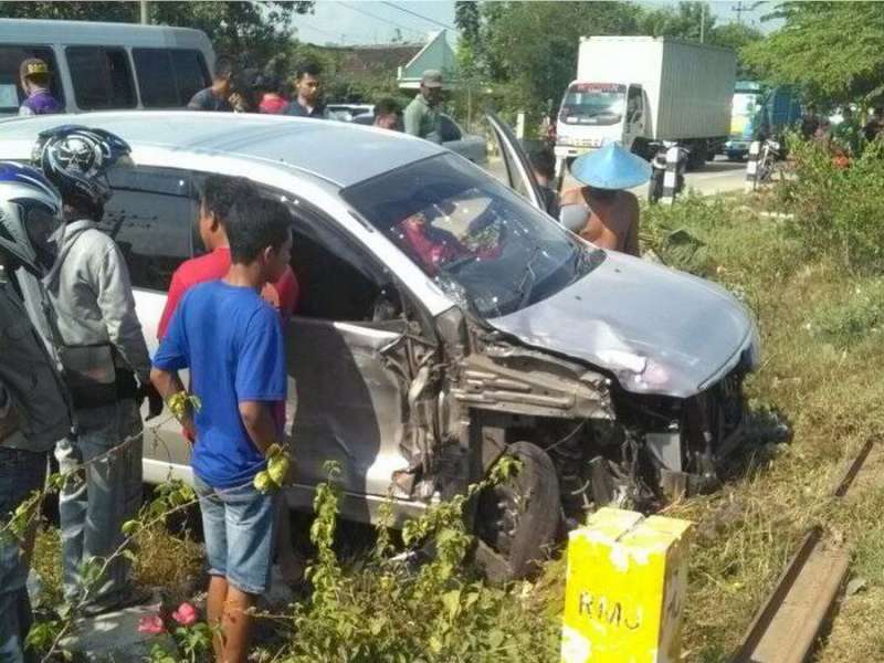 Pecah Ban, Avanza Seruduk Bus dan Tabrak Dua Motor, 6 Orang Terluka