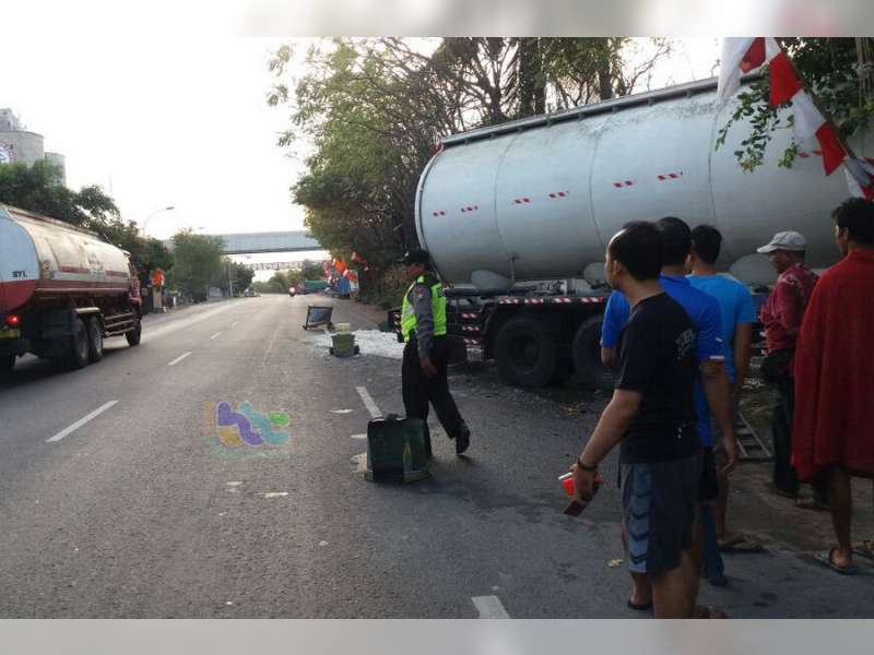 Pengemudi Mengantuk, Truk Semen Curah Seruduk Pikap dan Rumah Warga