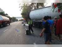 Pengemudi Mengantuk, Truk Semen Curah Seruduk Pikap dan Rumah Warga