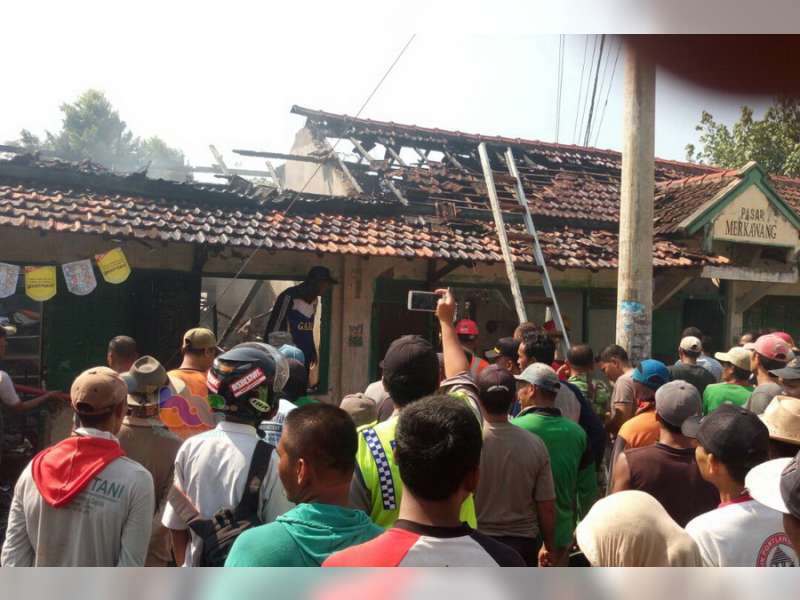 Dua Unit Kios Pasar Desa Merkawang Tambakboyo, Terbakar