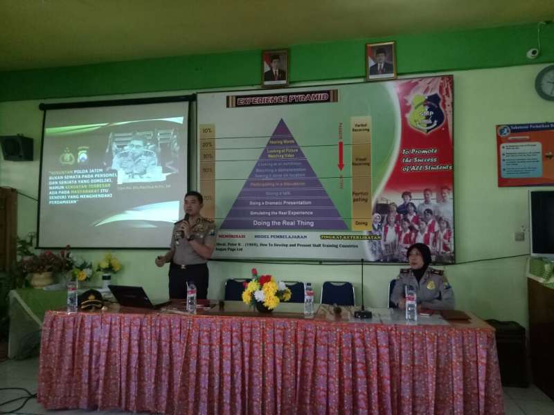 Kapolres Bojonegoro Berikan Binluh Narkoba Pada Guru-Guru SMPN 2
