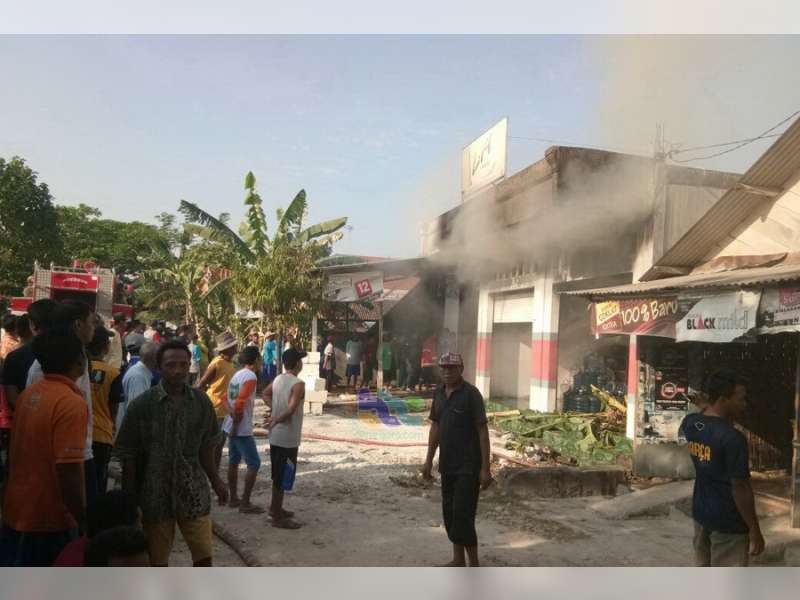 Akibat Korsleting Listrik, Sebuah Toko di Balen Ludes Terbakar