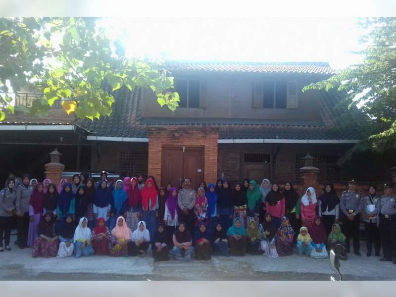 Polwan Polres Bojonegoro Hibur Santri Ponpes Darul Maarif NU Yang Kena Gusur
