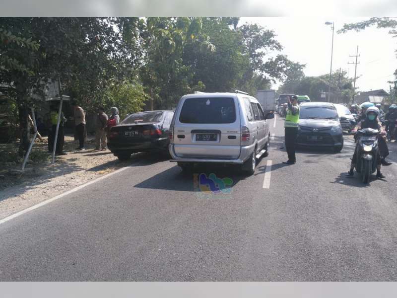Tiga Mobil Terlibat Kecelakaan Beruntun di Balen