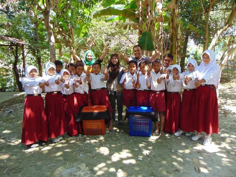 Dosen IKIP Kenalkan Keranjang Takakura di SDN Pilang Kanor