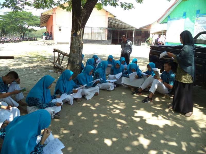 Dosen IKIP PGRI Bojonegoro Mengajak Siswa Menulis Puisi Bahasa Inggris