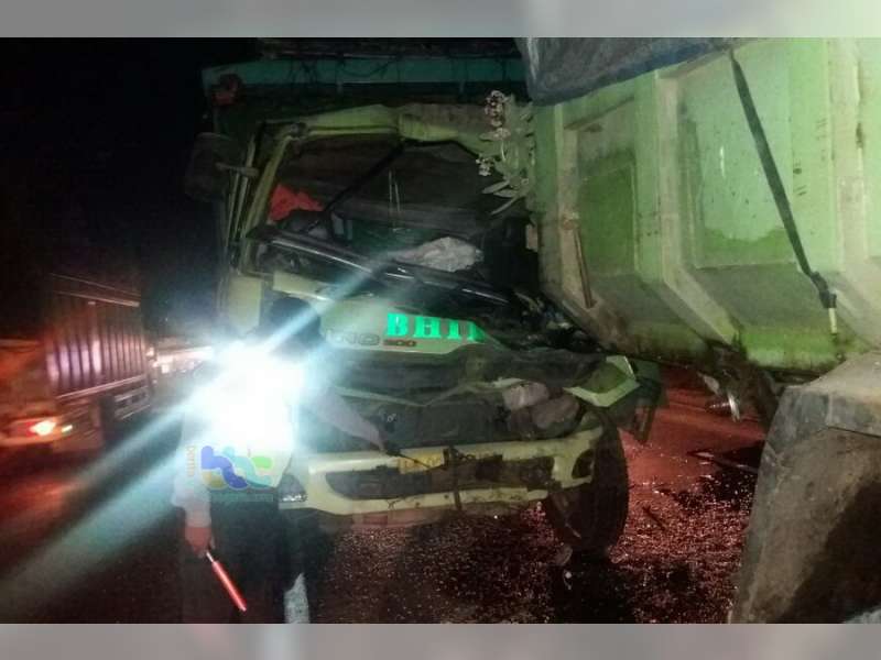 Diduga Karena Gelap, Truk Gandeng Seruduk Dump Truk Yang Sedang Parkir