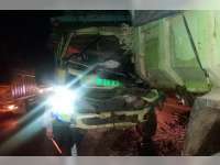 Diduga Karena Gelap, Truk Gandeng Seruduk Dump Truk Yang Sedang Parkir