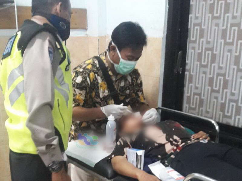 Kurang Konsentrasi, Motor Tabrak Pikap Pengendara Motor Dilarikan Ke Rumah Sakit