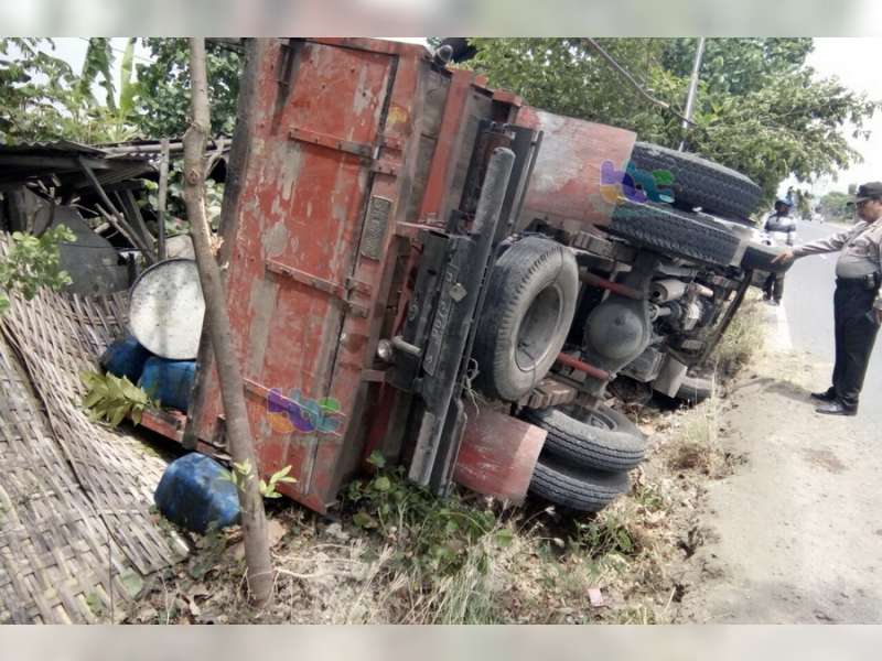 Dump Truk Bermuatan Sembako, Terguling di Jalan Raya Kalitidu Bojonegoro