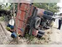 Dump Truk Bermuatan Sembako, Terguling di Jalan Raya Kalitidu Bojonegoro