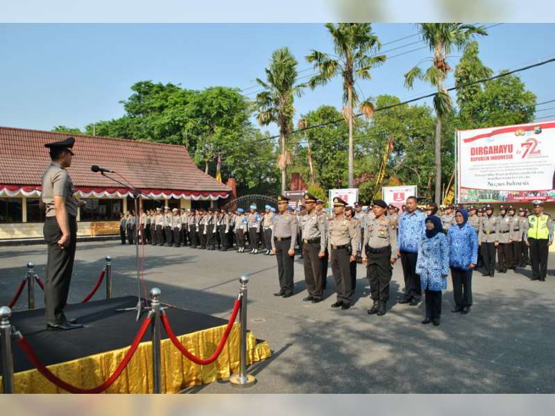 Kapolres Berikan Reward Kepada Anggota dan Warga Masyarakat