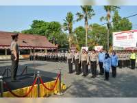 Kapolres Berikan Reward Kepada Anggota dan Warga Masyarakat