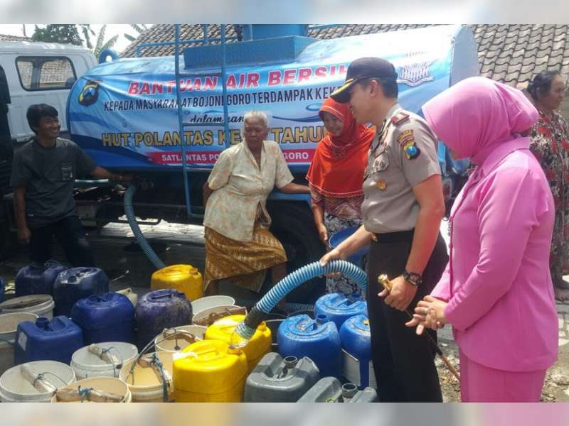 Polres Bojonegoro Salurkan Air Bersih Bantuan Kapolda Kepada Warga Temayang 6031