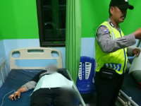 Terperosok di Jalan Berlubang, Honda Beat Seruduk Vario, 2 Orang Luka Berat