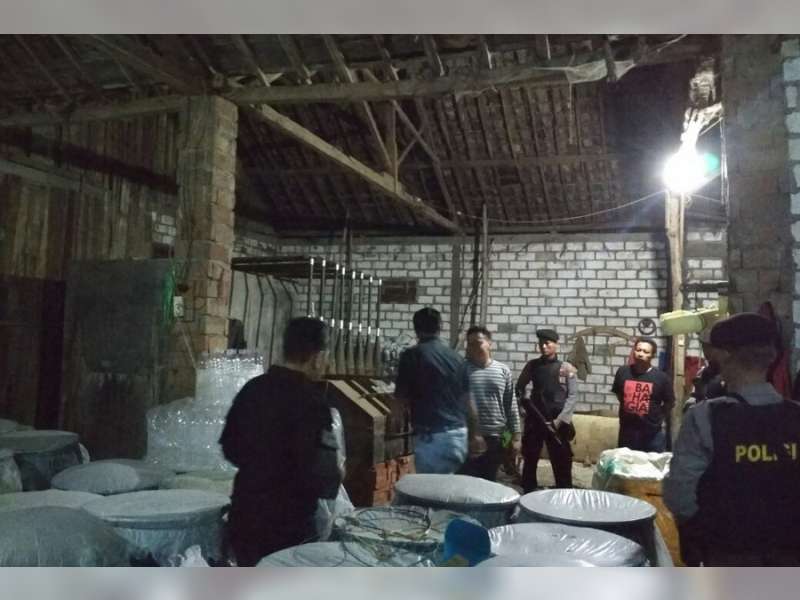 Polres Bojonegoro Amankan Produsen Miras Jenis Arak dan Barang Bukti 66,6 Kilo Liter Arak