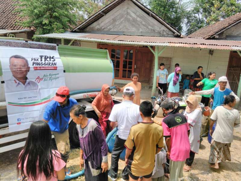 Kemarau Panjang, Pak Tris Pinggiran Salurkan Bantuan Air Bersih
