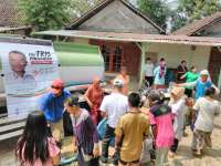 Kemarau Panjang, Pak Tris Pinggiran Salurkan Bantuan Air Bersih