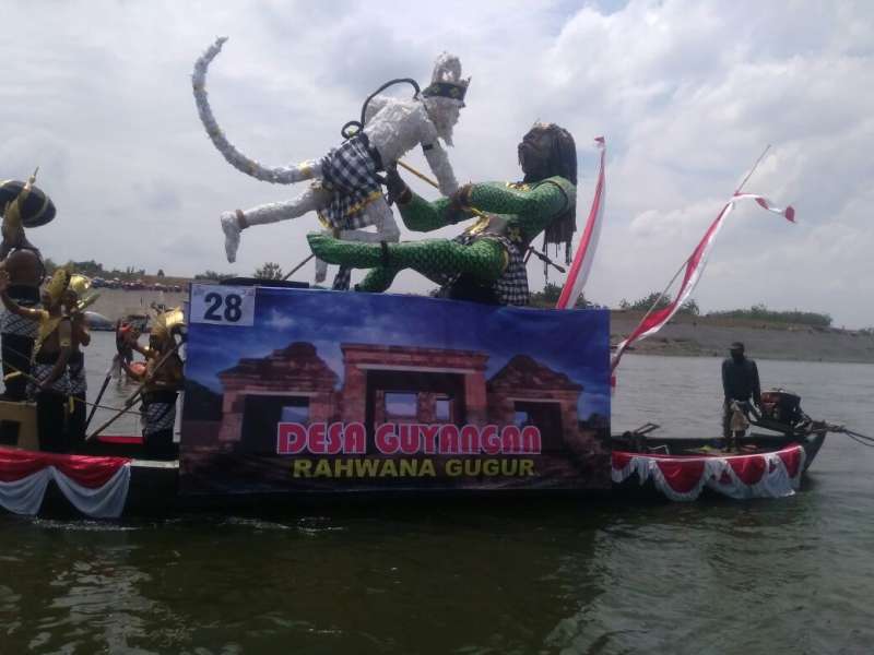 40 Perahu Hias Ramaikan Bengawan Solo Bendung Gerak-TBS