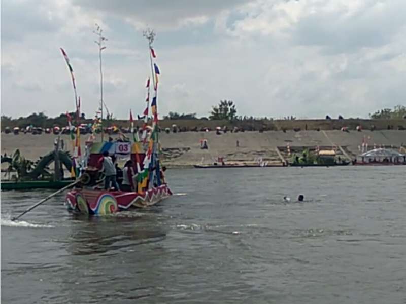 Satu Penumpang Perahu Hias Tercebur Saat Baru Berangkat