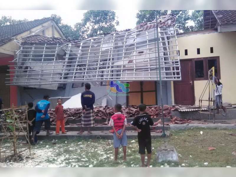 Bangunan Kantor SD di Dander Roboh Diterjang Angin Kencang