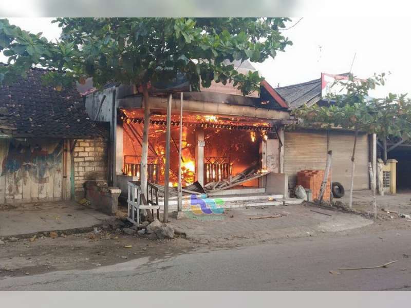 Diduga Korsleting Listrik Kantor Teras BRI Prambontergayang Ludes Terbakar